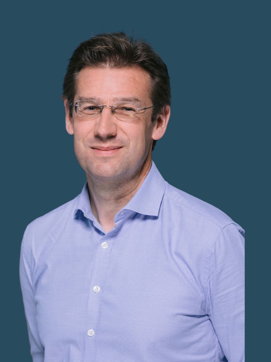 Expert en gestion financière, homme professionnel souriant lunettes de vue, portrait en studio.